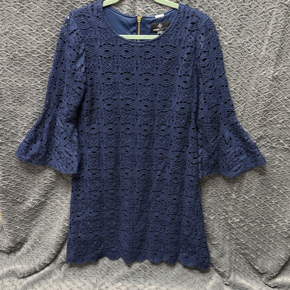 RONNI NICOLE Navy Lace Sheath Dress 3/4 Sheer Bell Sleeves Gold Zip Back Petite - Picture 2 of 12